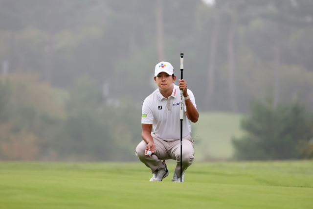 최승빈이 KPGA 투어 현대해상 최경주 인비테이셔널 2라운드 11번 홀에서 퍼트를 준비하고 있다. 사진 제공=KPGA