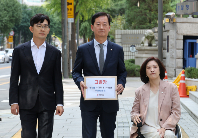 국민의힘 박충권(왼쪽) 원내부대표, 최은석(가운데) 원내수석대변인, 최보윤 수석대변인이 26일 더불어민주당 추미애 법제사법위원회 위원장의 직권남용죄 관련 고발장을 제출하기 위해 서울경찰청 민원실로 향하고 있다. 연합뉴스