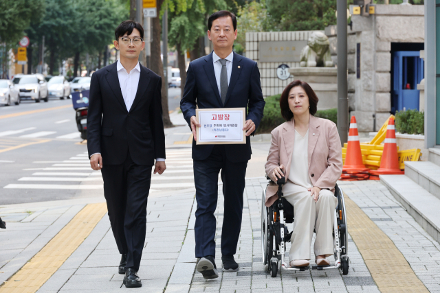 국민의힘 박충권 원내부대표(왼쪽부터), 최은석 원내수석대변인, 최보윤 수석대변인이 26일 더불어민주당 추미애 법제사법위원회 위원장의 직권남용죄 관련 고발장을 제출하기 위해 서울경찰청 민원실로 향하고 있다. 연합뉴스