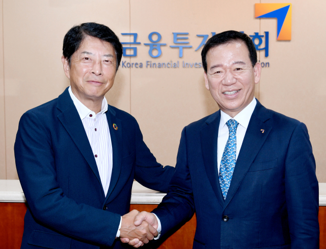 서유석(오른쪽) 금융투자협회장과 마츠시타 코이치(Matsushita Koichi) 일본투자신탁협회(JITA) 회장이 기념 촬영을 하고 있다. 사진 제공=금투협