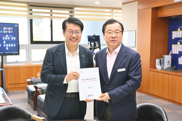 25일 이현재 하남시장(오른쪽)이 지역 철도 현안에 대한 건의안을 김대순 경기도 행정2부지사에게 전달하고 있다. 사진 제공=하남시