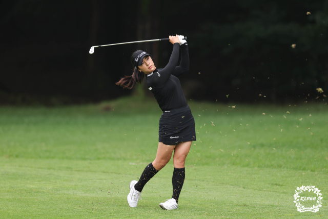 아이언 샷을 하고 있는 윤이나. 사진 제공=KLPGA