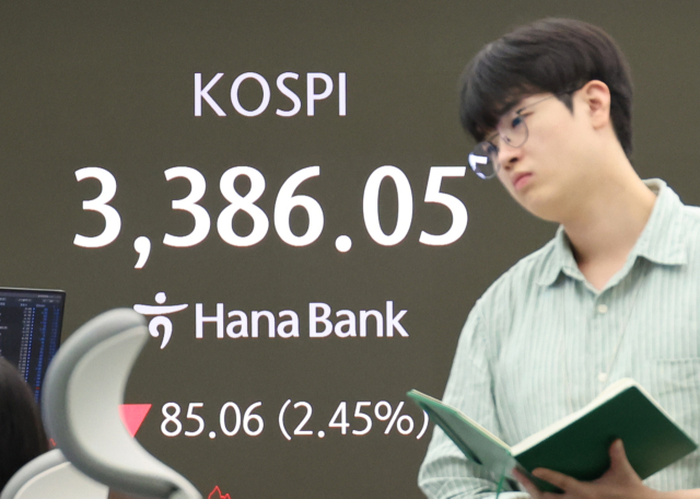코스피가 급락한 26일 서울 중구 하나은행 딜링룸 현황판에 코스피 종가가 표시돼 있다. 이날 코스피는 전장 대비 85.06포인트(2.45%) 내린 3386.05, 코스닥지수도 전장 대비 17.29포인트(2.03%) 내린 835.19에 거래를 마치며 하락했다. 연합뉴스