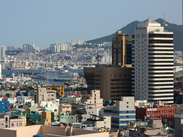 해양수산부가 임차하기로 한 IM빌딩(오른쪽 흰색 건물)과 협성타워(왼쪽). 두 건물 모두 부산 1호선 부산진역 인근에 있고 북항 재개발지역과 멀지 않다. 연합뉴스