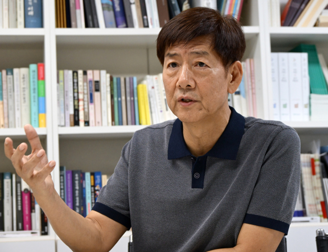 정재환 한글문화연대 공동대표가 서울경제신문과의 인터뷰에서 “한글 창제는 문자 생활이라는 상류층의 특권을 모든 백성의 권리로 확장시킨 위대한 혁명이었다”고 강조하고 있다. 성형주 기자