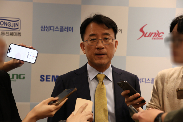 이청 삼성디스플레이 사장이 26일 서울 송파구 롯데호텔월드에서 열린 ‘제16회 디스플레이의 날 기념식’에 참석해 기자들의 질문에 답하고 있다. 사진제공=삼성디스플레이