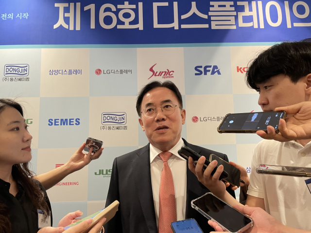 정철동 LG디스플레이 사장이 26일 서울 송파구 롯데호텔월드에서 열린 ‘제16회 디스플레이의 날 기념식’에 참석해 기자들의 질문에 답하고 있다. 사진제공=LG디스플레이