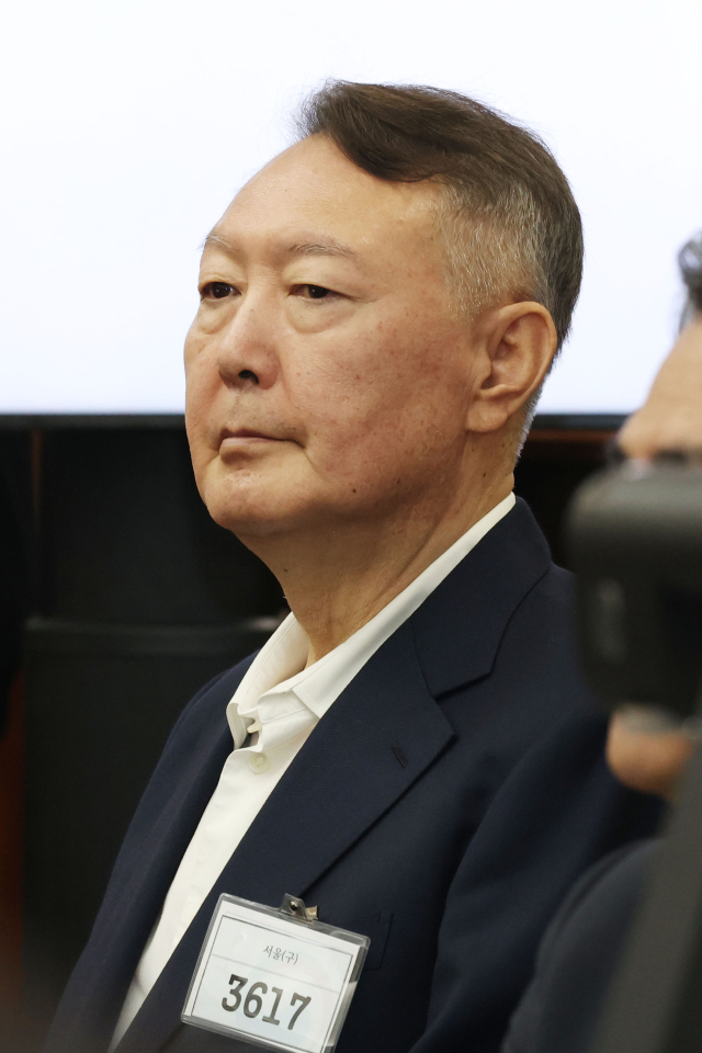 윤석열 전 대통령이 26일 서울 서초동 서울중앙지법에서 열린 특수공무집행방해 혐의 재판에 출석하고 있다. 사진공동취재단