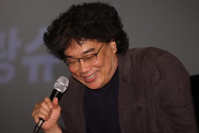 봉준호 감독이 23일 부산 해운대구 우동 롯데시네마 센텀시티에서 열린 제30회 부산국제영화제 까르뜨 블랑슈 '유레카 (리마스터링) x 봉준호' 스페셜 토크에서 인사말을 하고 있다. 연합뉴스