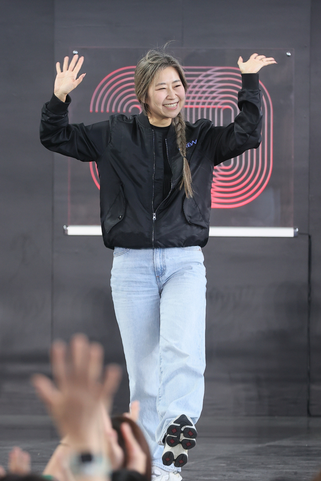 매기 강 감독이 21일 부산 해운대구 우동 영화의전당에서 열린 제30회 부산국제영화제 '케이팝 데몬 헌터스' 오픈토크에서 기념촬영을 하고 있다.연합뉴스