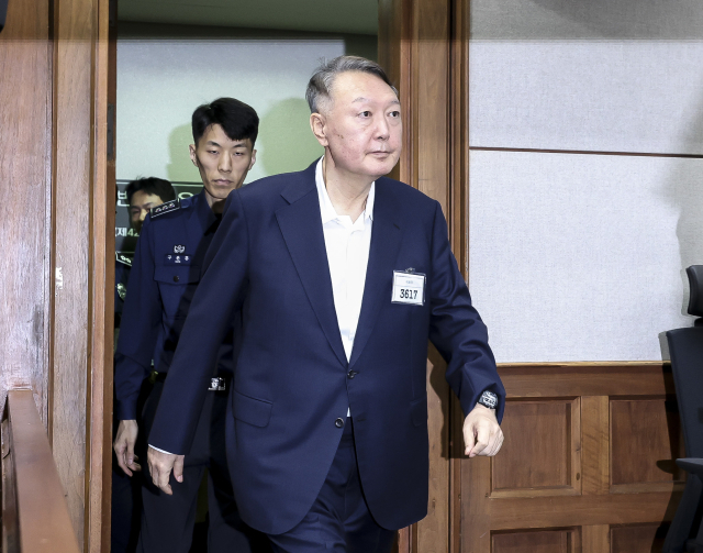 윤석열 전 대통령이 26일 서울 서초구 서울중앙지법에서 열린 특수공무집행방해, 직권남용 권리행사방해 등 혐의 사건 1차 공판에 출석하고 있다. 연합뉴스