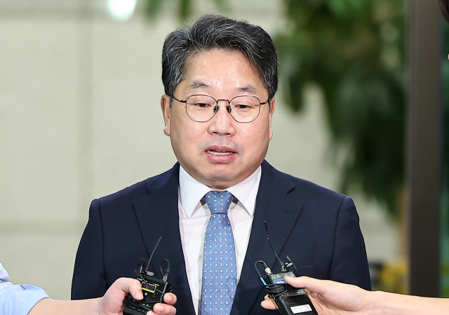 노만석 검찰총장 직무대행이 26일 서울 서초구 대검찰청에서 퇴근하며 검찰청 폐지를 골자로 하는 정부조직법 개정안 국회 본회의 통과에 대한 입장을 밝히고 있다. 뉴스1