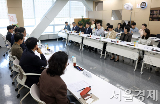 최휘영 문화체육관광부 장관이 26일 ‘출판계 소통 간담회’에서 참석자들과 토론하고 있다. 사진 제공=문체부