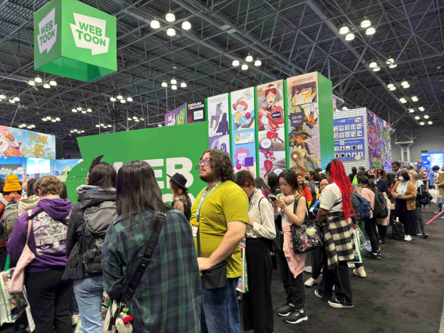 지난해 10월 17일(현지시간) 미국 뉴욕에서 개막한 '뉴욕 코믹콘(NYCC) 2024' 네이버웹툰 부스에서 열린 작가 사인회에 팬들이 줄지어 대기하고 있다. 연합뉴스