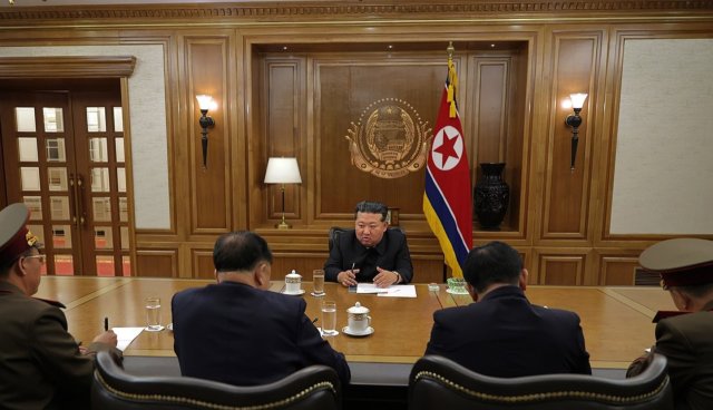김정은 북한 국무위원장이 지난 26일 핵무기연구소를 비롯한 핵관련 분야의 과학자, 기술자들을 만나 핵물질생산 및 핵무기생산과 관련한 중요협의회를 지도했다고 조선중앙통신이 27일 보도했다. 연합뉴스