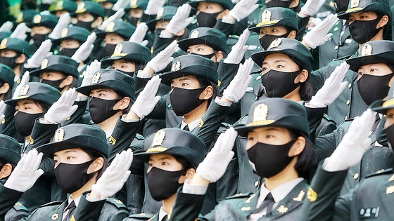 지난 2021년 육군부사관학교 임관식에서 신임 여군 부사관들이 경례하고 있다. 사진 제공=육군