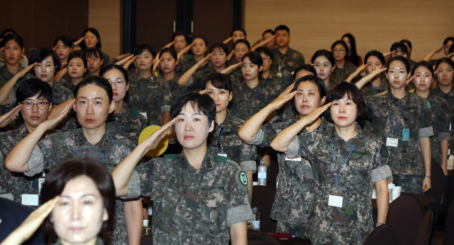 여군들이 2018년 9월 6일 서울 용산구 국방컨벤션에서 열린 제68주년 여군창설일 기념 ‘국방 여성 리더십 발전 워크숍’에서 국기에 대한 경례를 하고 있다. 뉴스1