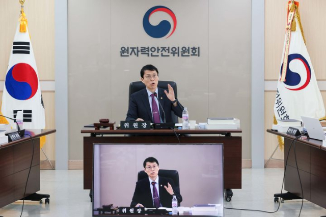 최원호 원자력안전위원회 위원장이 25일 서울 중구 원자력안전위원회 대회의실에서 열린 제222회 원자력안전위원회 회의에서 위원들과 안건에 대해 논의하고 있다. 사진 제공=원자력안전위원회