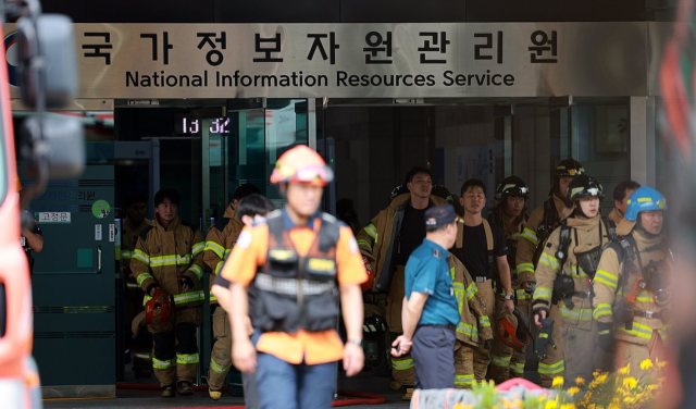 27일 대전 유성구 국가정보자원관리원(국정자원)에서 소방대원이 오가고 있다. 연합뉴스