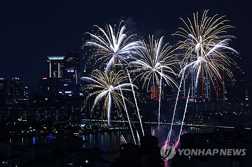 27일 오후 서울 여의도 한강공원에서 열린 '2025 서울세계불꽃축제'에서 화려한 불꽃이 밤하늘을 수놓고 있다. 연합뉴스