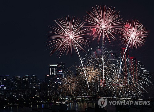 27일 오후 서울 여의도 한강공원에서 열린 '2025 서울세계불꽃축제'에서 화려한 불꽃이 밤하늘을 수놓고 있다. 연합뉴스