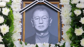 유재석, '스승' 전유성 빈소 1시간 30분 머물렀다…이문세→하리수 추모 이어져