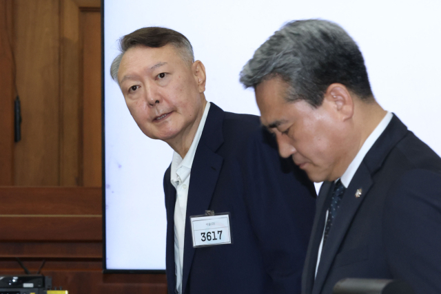 윤석열 전 대통령이 26일 서울 서초구 서울중앙지법에서 열린 특수공무집행방해 혐의 등 사건의 1차 공판에 출석하고 있다. 2025.9.26. 사진공동취재단