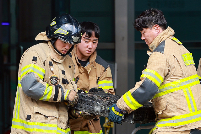 27일 대전 유성구 국가정보자원관리원(국정자원)에서 소방대원이 불에 탄 배터리를 옮기고 있다. 전날 정부 전산시스템이 있는 국정자원에서 무정전·전원 장치(UPS)용 리튬이온 배터리 화재가 발생해 정부 전산 서비스가 대규모로 마비됐다. 2025.9.27. 연합뉴스