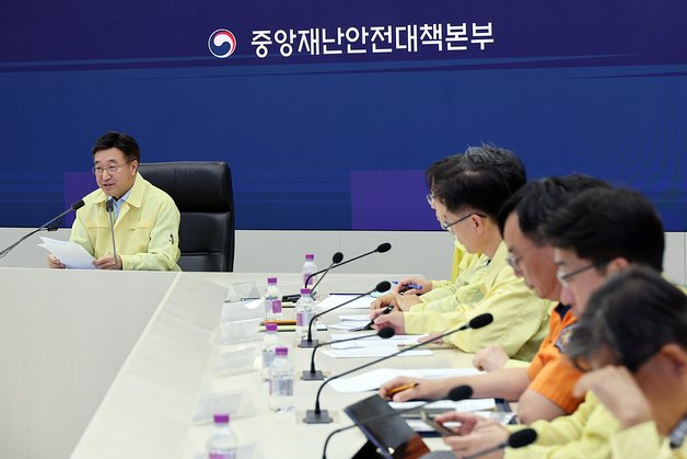 윤호중 행정안전부 장관이 27일 대전 국가정보자원관리원 화재 관련 중대본 회의를 주재하고 있다. 뉴스1