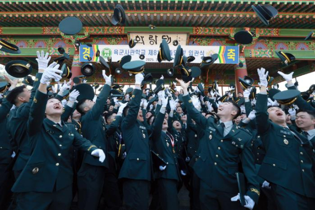 육군사관학교 81기 신임 장교들이 지난 2월 27일 육사 화랑연병장에서 열린 졸업 및 임관식에서 정모를 던지며 임관을 자축하고 있다. 사진 제공=육군