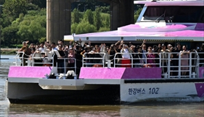 한강버스 운항 열흘 만에 전격 중단…한 달 간 무승객 운영 전환