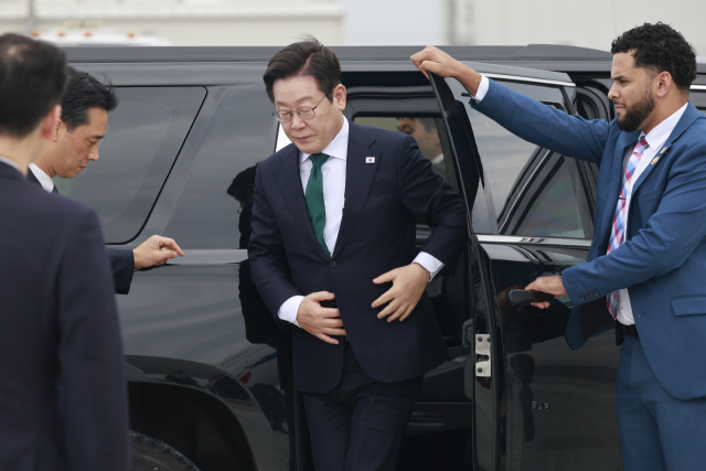 미국 방문 일정을 마친 이재명 대통령이 25일(현지시간) 뉴욕 JFK공항에 도착해 차에서 내리고 있다. 연합뉴스