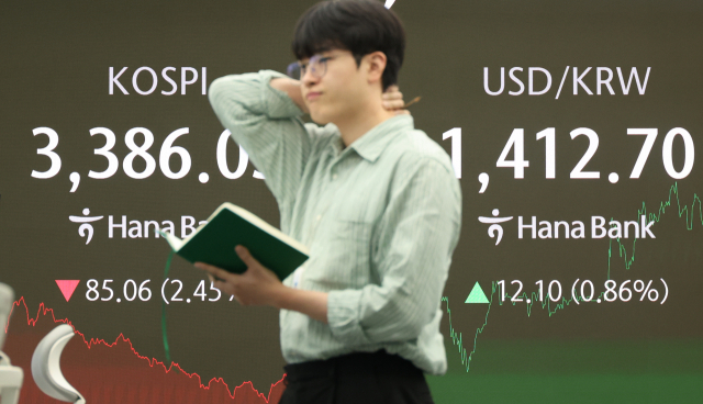 코스피가 급락한 26일 서울 중구 하나은행 딜링룸 현황판에 코스피 종가와 원/달러 환율이 표시돼 있다. 연합뉴스