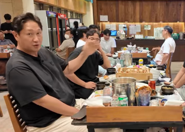 야구선수 이대호가 경남고 후배들을 위해 ‘대게 회식’을 진행했다. 유튜브 채널 ‘이대호’ 캡쳐