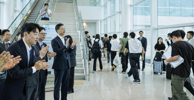 강훈식 대통령비서실장이 12일 인천국제공항 제2터미널에서 미국 이민 당국에 의해 조지아주에 구금됐던 한국인 근로자들을 맞이하고 있다. 연합뉴스