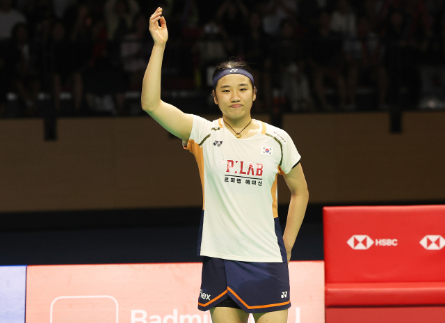 안세영이 28일 세계배드민턴연맹(BWF) 월드투어 슈퍼 500 코리아오픈 여자단식에서 준우승을 차지한 후 팬들에게 인사하고 있다. 연합뉴스