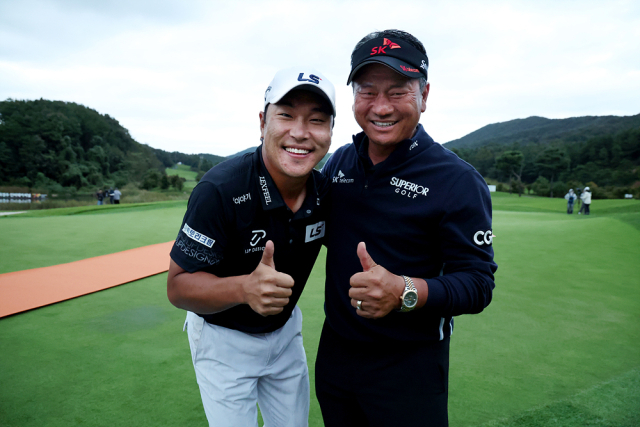 우승 후 대회 호스트인 최경주(오른쪽)와 포즈를 취한 전가람. 사진 제공=KPGA