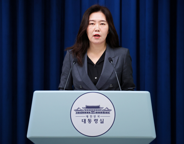 강유정 대통령실 대변인이 28일 용산 대통령실에서 이날 오전 이재명 대통령이 주재한 국가정보자원관리원 화재 관련 긴급비상대책회의 브리핑을 하고 있다. 연합뉴스