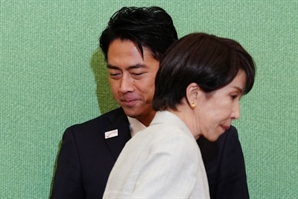 ‘댓글 공작’ ‘가짜 뉴스’…유력 후보 나란히 악재 맞았다