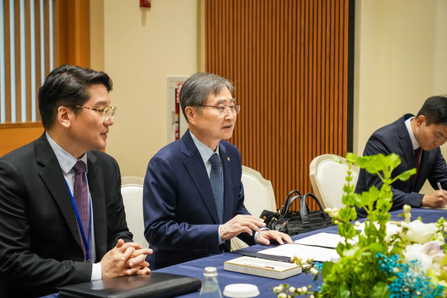 조현 외교부 장관이 26일(현지 시간) 미국 뉴욕에서 크리스토퍼 랜도 미국 국무부 부장관을 접견하고 있다. 사진=외교부