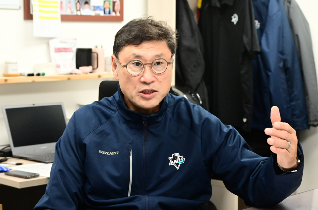 백지선 HL안양 감독이 서울경제신문과의 인터뷰에서 한국 아이스하키 저변 확대의 필요성을 강조하고 있다. 안양=권욱 기자