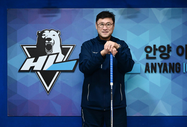 백지선 HL안양 감독이 인터뷰를 마친 후 팀 로고 앞에서 아이스하키 스틱을 들고 포즈를 취하고 있다. 안양=권욱 기자