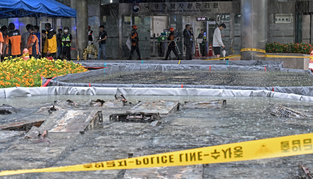 이틀 전 화재로 가동이 중단된 대전시 유성구 국가정보자원관리원에서 28일 전소된 배터리가 이동식 소화 수조에 반출돼 있다. 조태형 기자