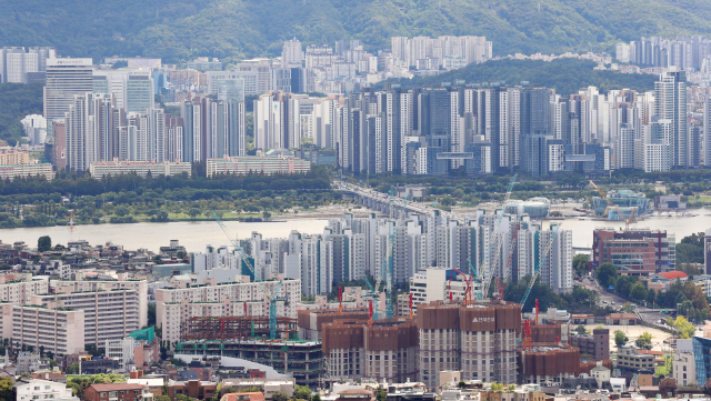 이달18일 서울 남산에서 바라본 서울시내 아파트 단지 모습. 연합뉴스