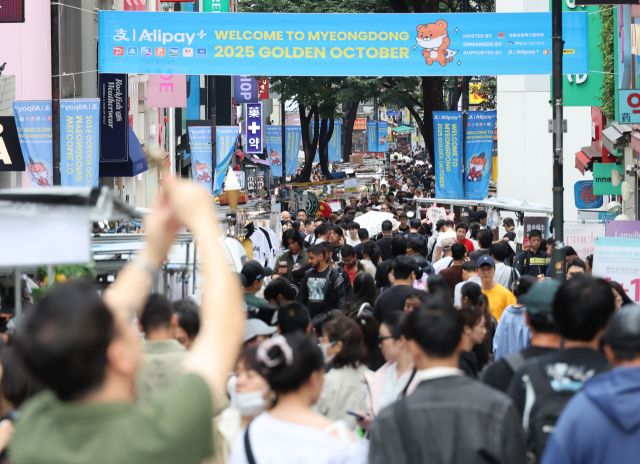 28일 서울 중구 명동거리가 관광객들로 붐비고 있다. 연합뉴스
