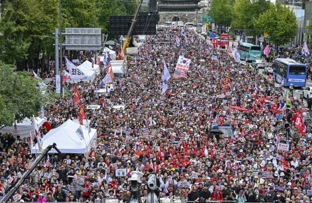 28일 서울 중구 숭례문 인근 세종대로에서 국민의힘 사법파괴 입법독재 국민 규탄대회가 열리고 있다. 연합뉴스