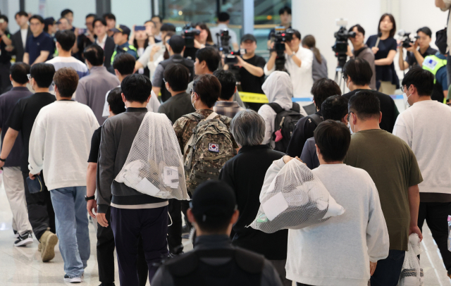 미국 이민당국에 의해 조지아주에 구금됐다 풀려난 한국인과 외국인 근로자들이 지난 12일 인천국제공항으로 귀국하고 있다. 서울경제DB