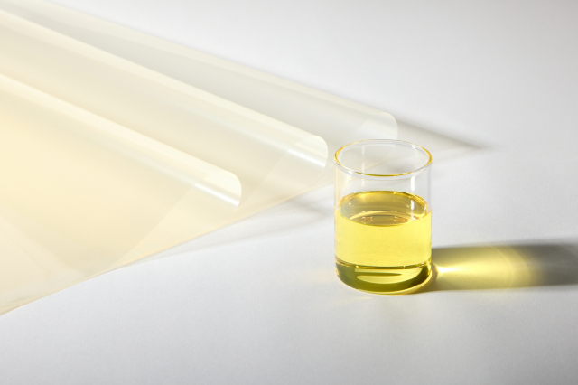 LG화학의 반도체 패키징용 액상 PID(오른쪽)과 필름 PID. 사진 제공=LG화학