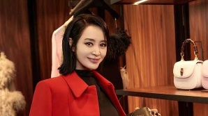 55세 김혜수, 명품보다 빛나는 미모…독보적 아우라 [N샷]