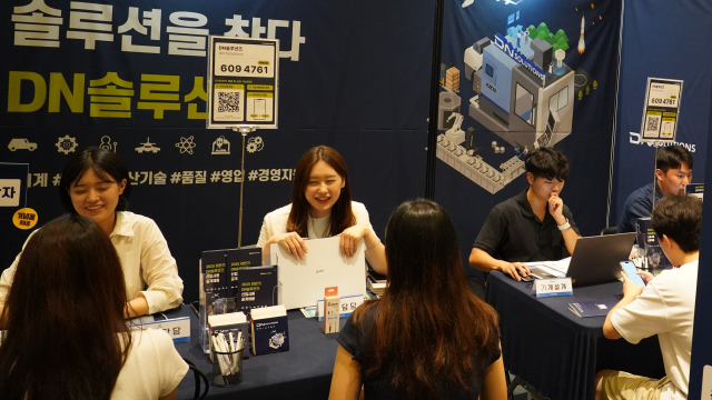 DN솔루션즈 현직자들이 3일 연세대에서 열린 채용박람회에서 학생들과 상담하고 있다. 사진 제공=DN솔루션즈